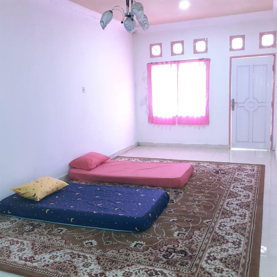 Almira Homestay Near Airport Jambi Exterior foto